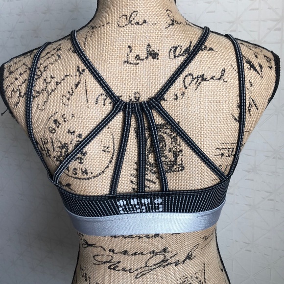 Adorable strappy texture sports bra size s/m. - Picture 2 of 8